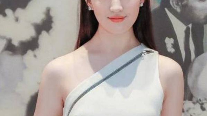 金球奖红毯詹妮弗透视装引爆全场，尺度与话题双登顶