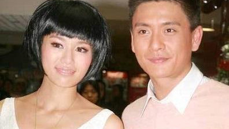 胡杏儿露背裙正面勒出赘肉，转身蝴蝶背惊艳逆袭扳回一城