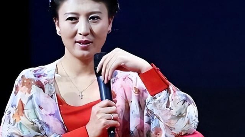 闫学晶直播诉苦几十万不够花，回怼网友酸黄瓜惹众怒